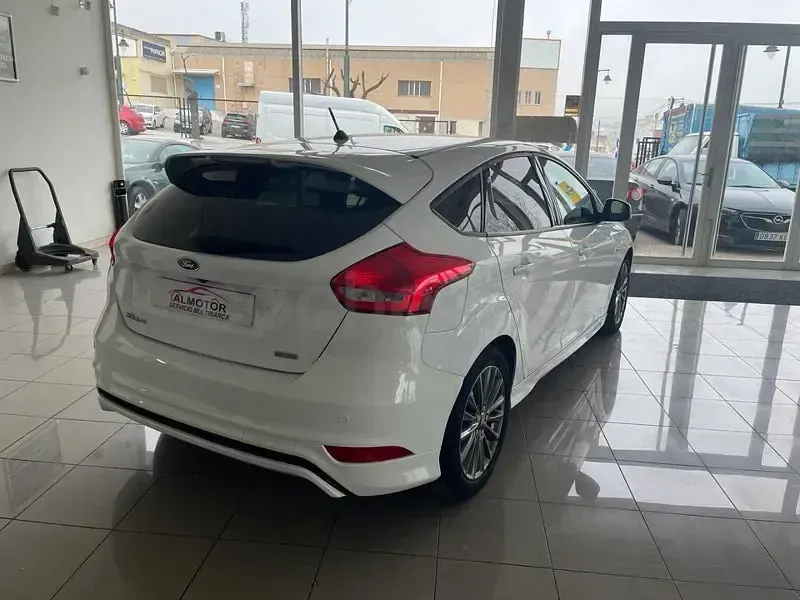 Usado Ford Focus ST-Line 125 CV (91 kW) 2018 Blanco Berlina