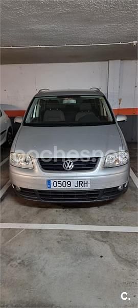 Usado VW Touran Highline 136 CV (100 kW) 2005 Gris / plata Monovolumen