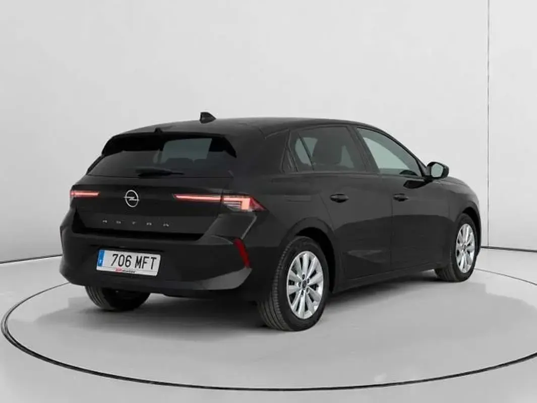 Usado Opel Astra Edition 131 CV (96 kW) 2023 Negro Utilitario