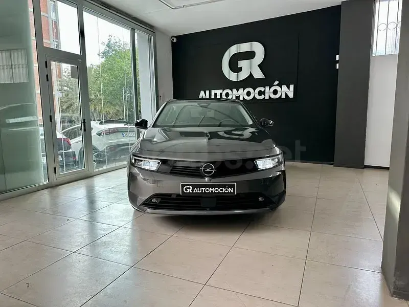 Usado Opel Astra Edition 130 CV (95 kW) 2023 Gris / plata Utilitario