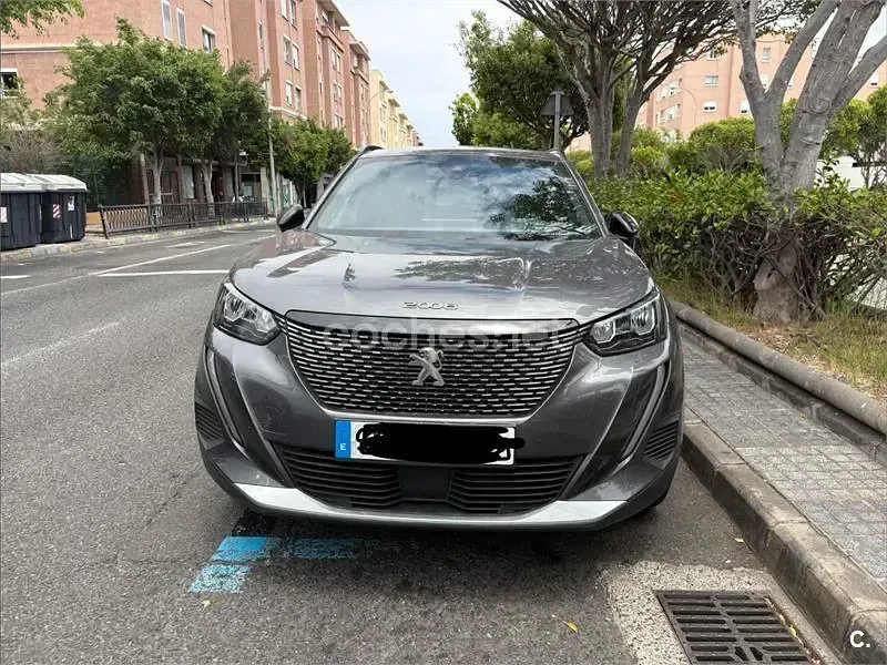Usado Peugeot 2008 Active 130 CV (95 kW) 2023 Gris / plata SUV