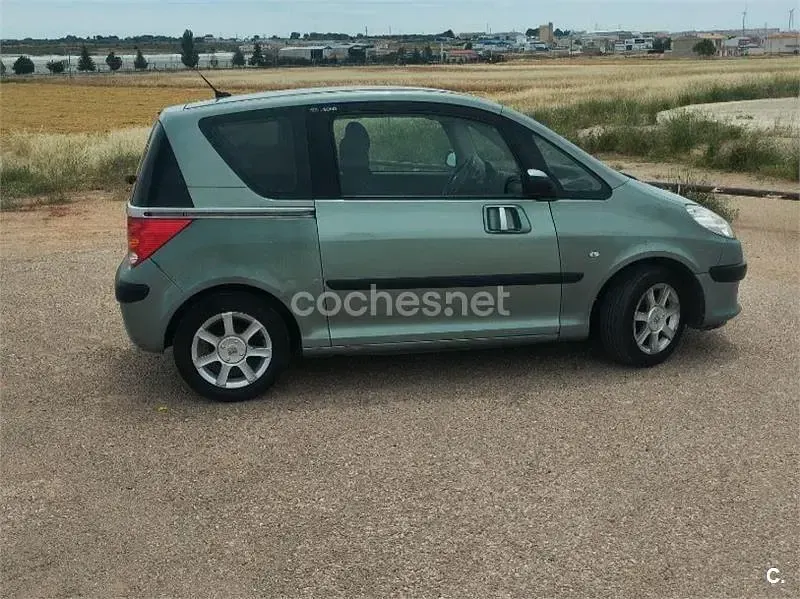 Usado Peugeot 1007 75 CV (55 kW) 2005 Azul Monovolumen
