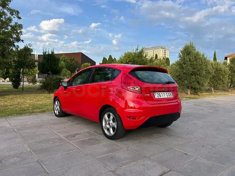 Usado Ford Fiesta Trend 95 CV (69 kW) 2010 Rojo Berlina