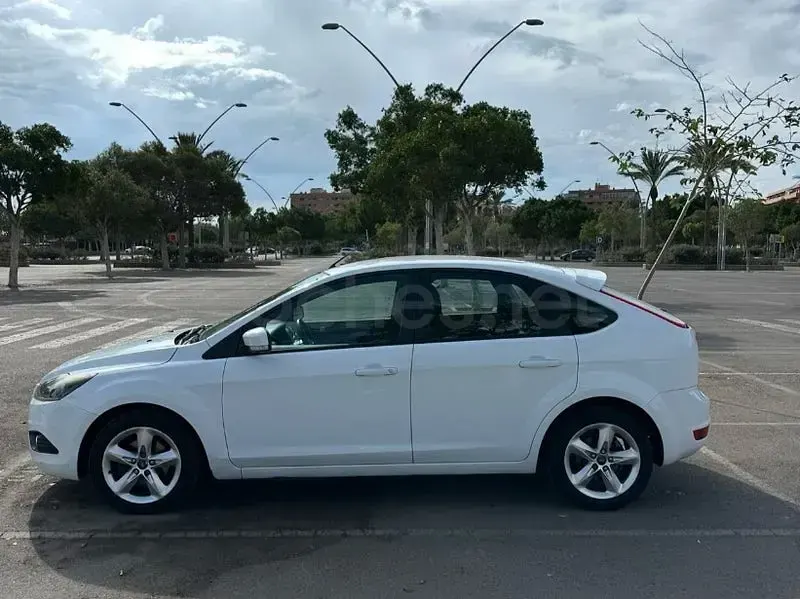 Usado Ford Focus Trend 109 CV (80 kW) 2010 Blanco Berlina