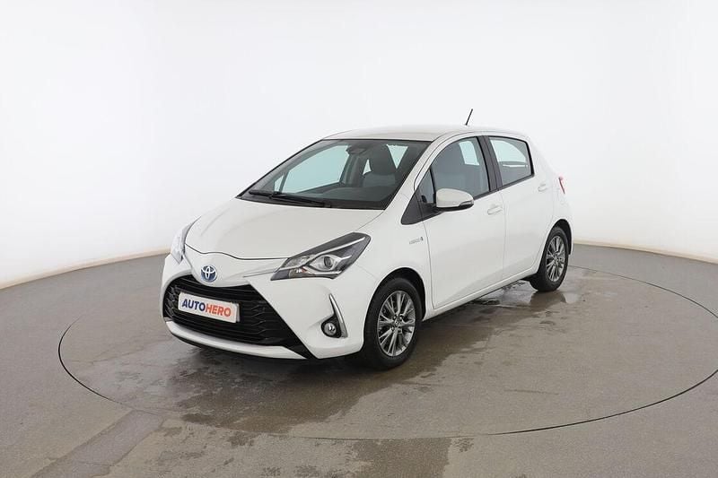 Usado Toyota Yaris Hybrid Active 101 CV (74 kW) 2017 Blanco Berlina