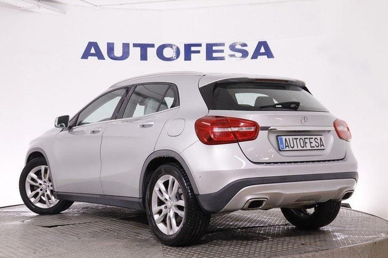 Usado Mercedes GLA200 Style 136 CV (100 kW) 2014 Plata metalizado SUV