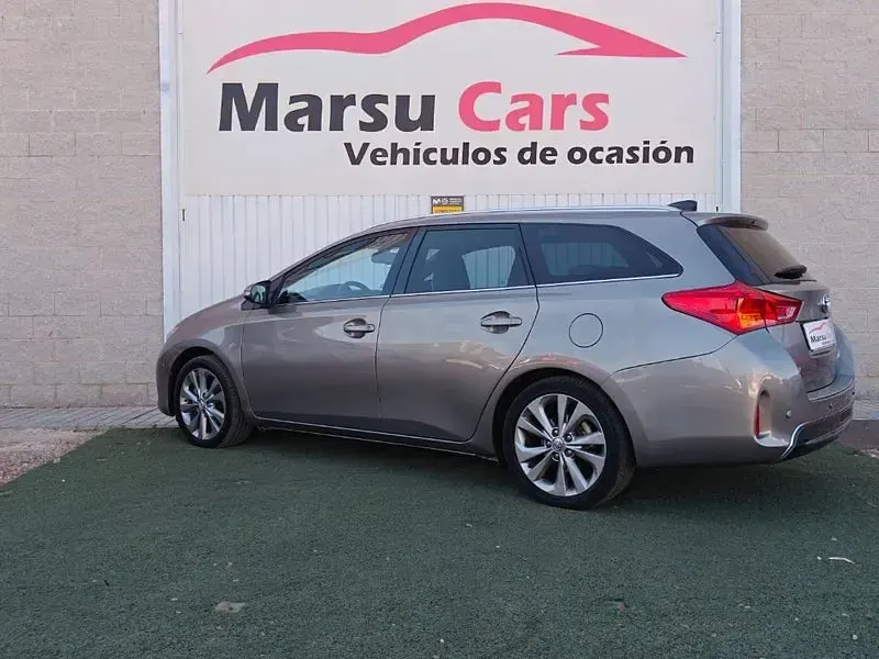 Usado Toyota Auris Hybrid Advance 136 CV (100 kW) 2015 Gris / plata Familiar
