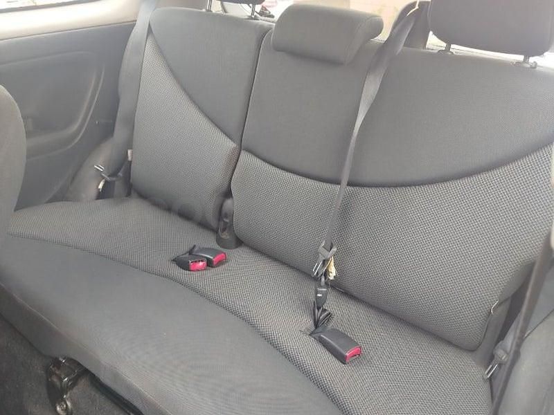 Usado Toyota Yaris Luna 65 CV (47 kW) 2005 Gris / plata Berlina