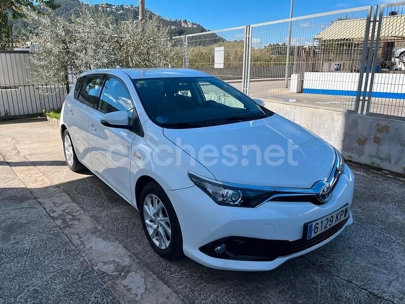 Usado Toyota Auris Hybrid Business Edition 136 CV (100 kW) 2018 Blanco Berlina