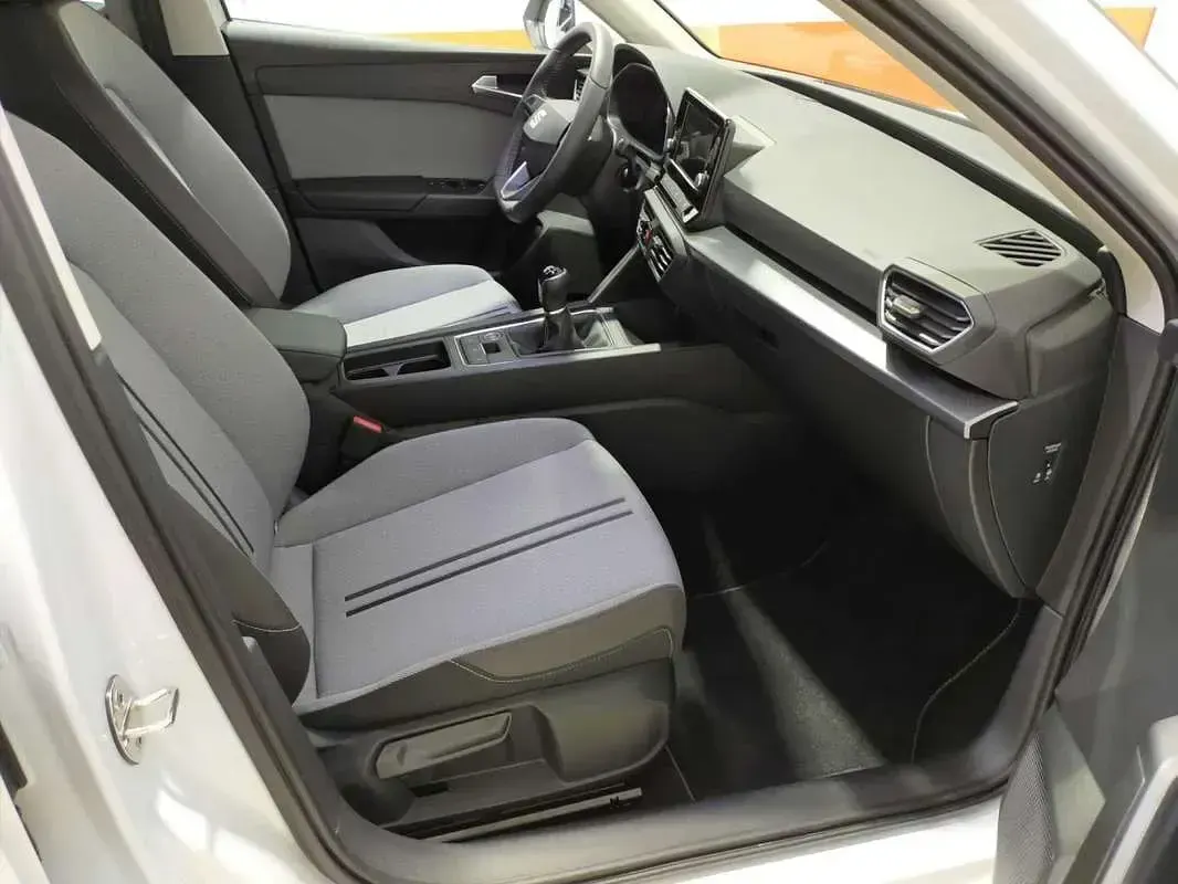 Usado Seat Leon ST FR 116 CV (85 kW) 2025 Blanco Familiar