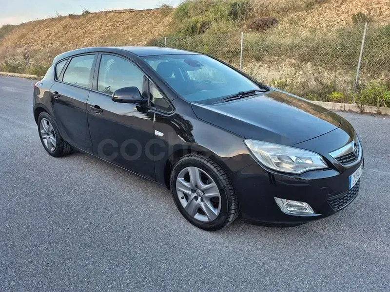 Usado Opel Astra Enjoy 110 CV (80 kW) 2011 Negro Berlina