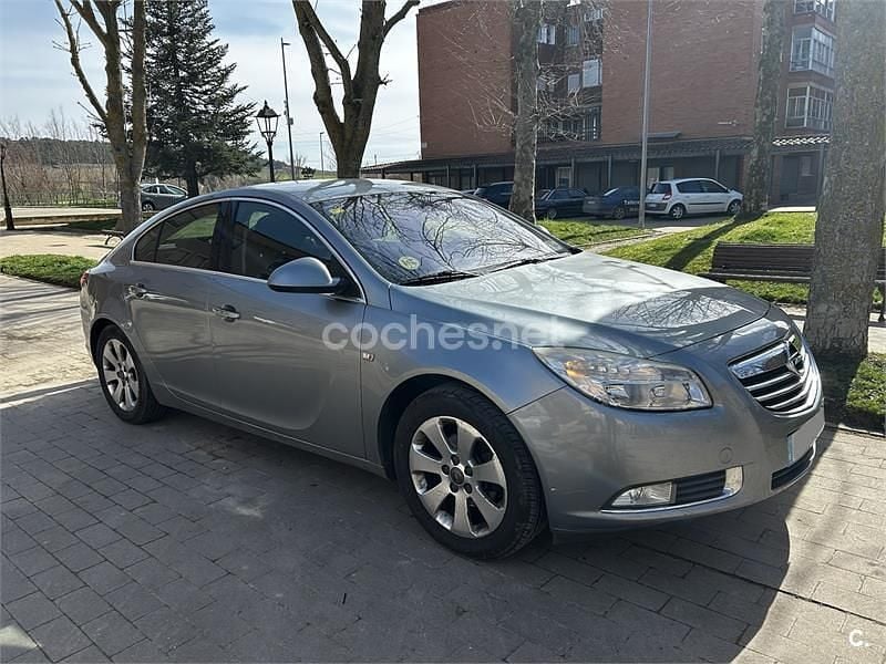 Usado Opel Insignia Cosmo 130 CV (95 kW) 2010 Gris / plata Berlina