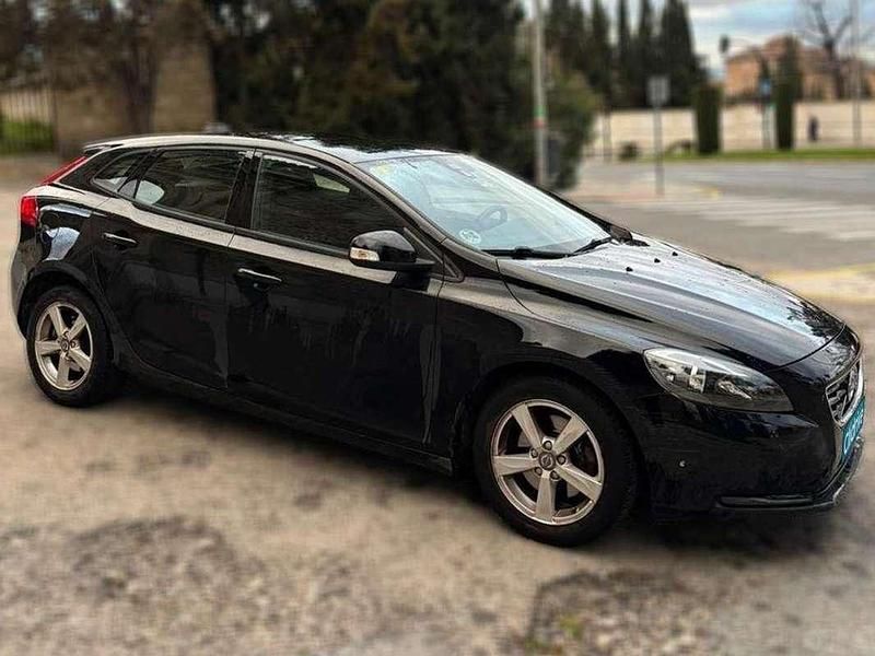 Begagnad Volvo V40 Momentum 120 HK (88 kW) 2015 Svart Halvkombi