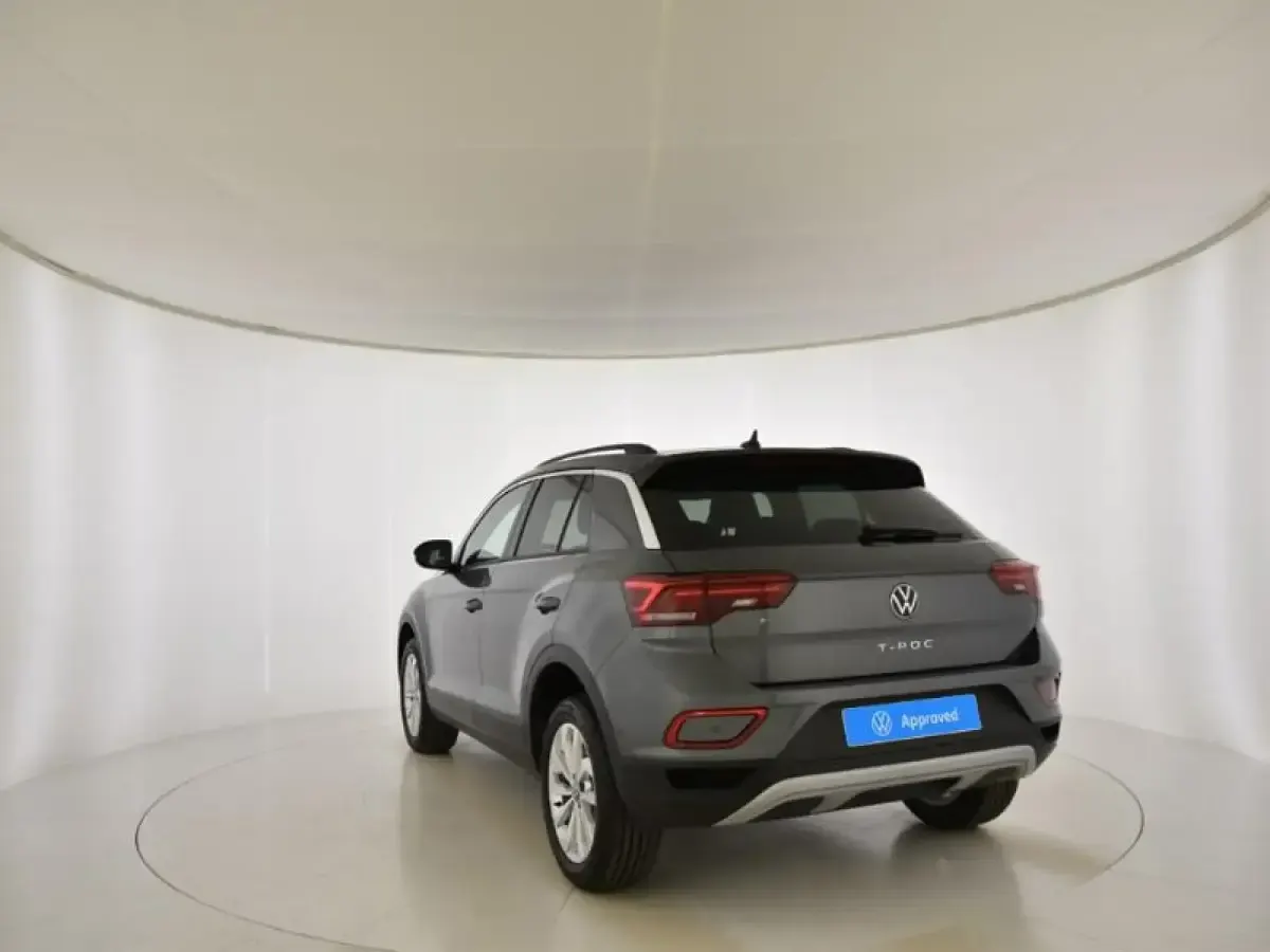 Usado VW T-Roc Life 110 CV (80 kW) 2022 Gris/plata SUV