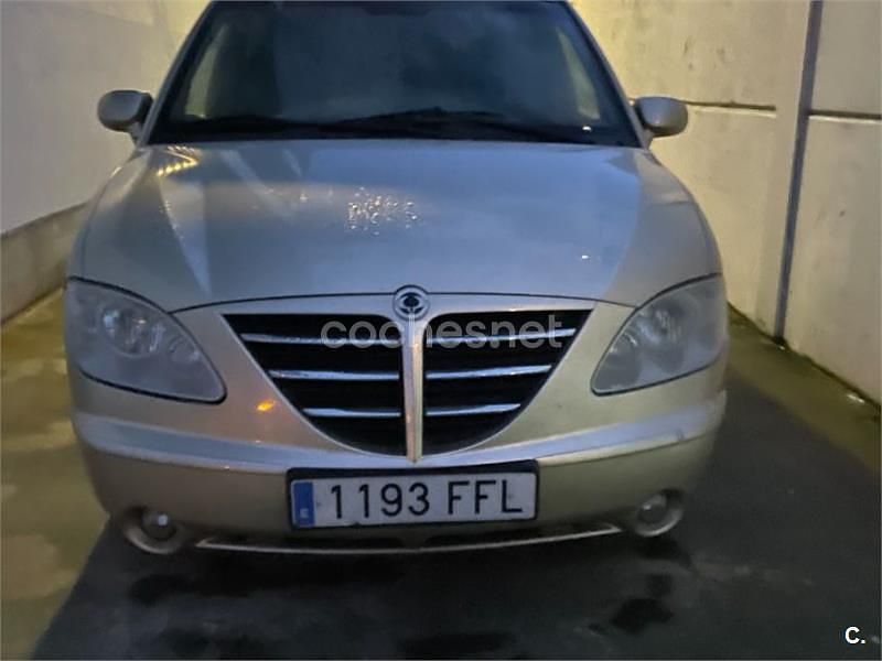 Usado Ssangyong (KGM) Rodius 165 CV (121 kW) 2006 Beige Monovolumen