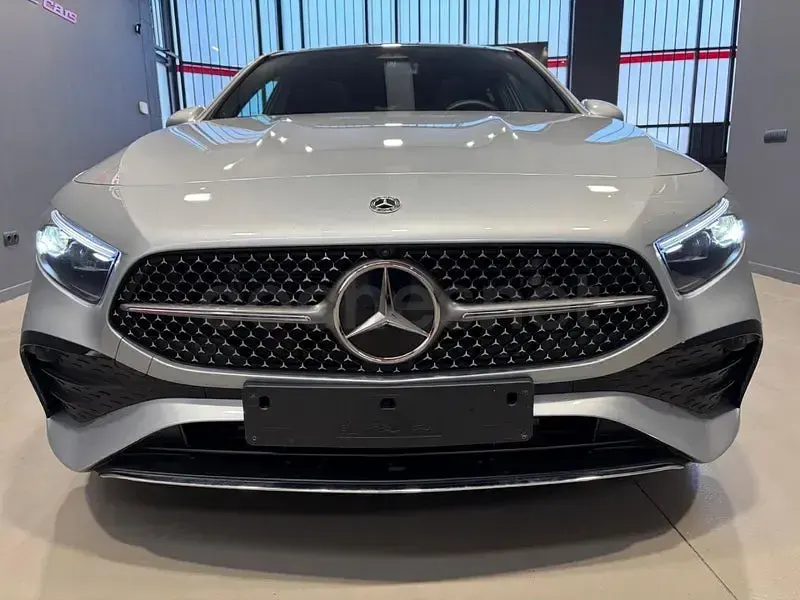 Usado Mercedes A200 150 CV (110 kW) 2025 Gris / plata Berlina
