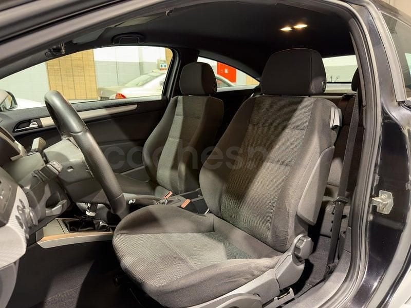 Usado Opel Astra GTC Cosmo 125 CV (91 kW) 2005 Negro Berlina