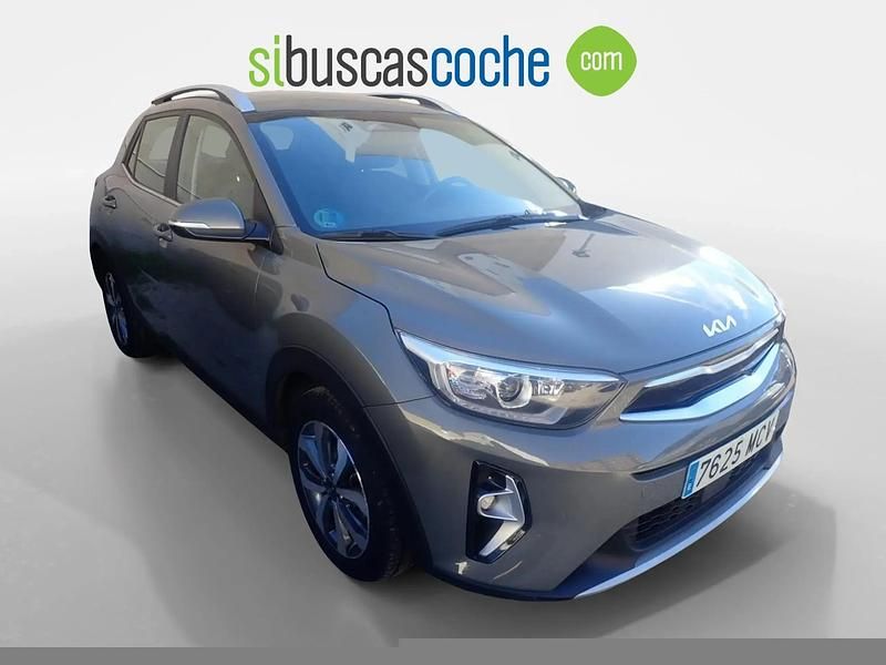 Usado Kia Stonic 120 CV (88 kW) 2022 Gris/plata SUV