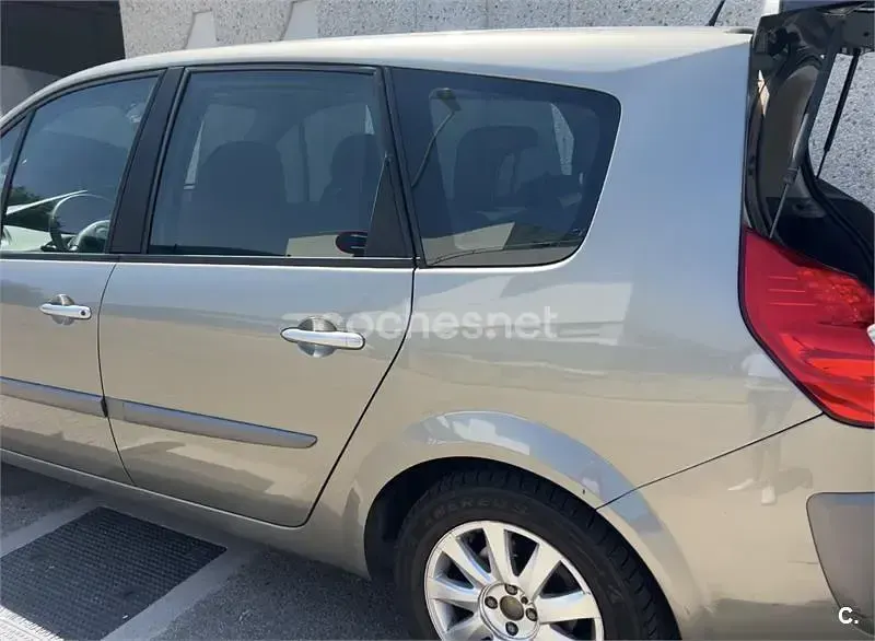 Usado Renault Scénic II Exception 130 CV (95 kW) 2007 Marrón Monovolumen