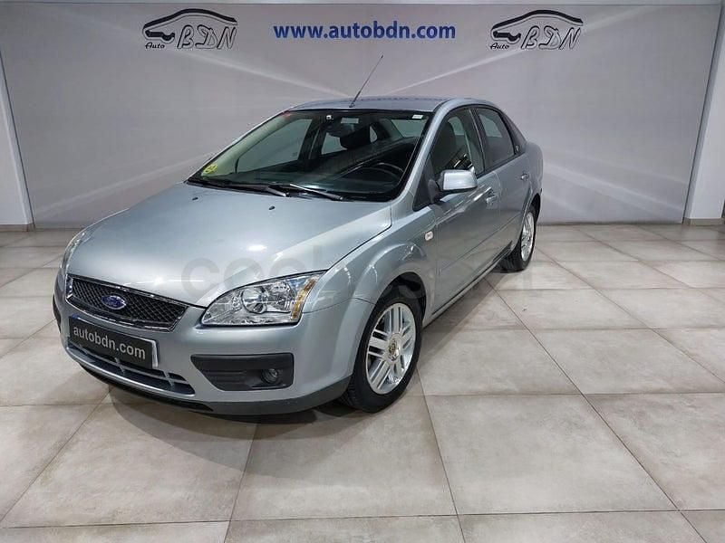 Usado Ford Focus Ghia 100 CV (73 kW) 2005 Azul Berlina