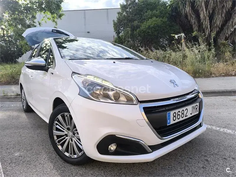 Używany Peugeot 208 Access 82 KM (60 kW) 2017 Biały Hatchback