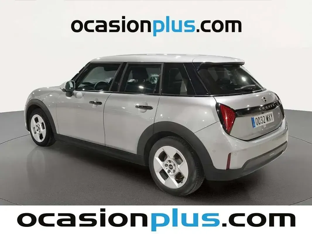 Usado Mini Cooper Essential 114 kW (156 CV) 2025 Plateado Utilitario