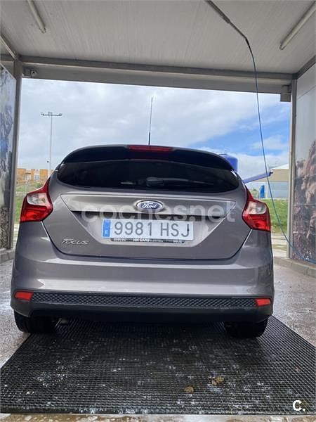 Usado Ford Focus Trend 115 CV (84 kW) 2013 Gris / plata Berlina
