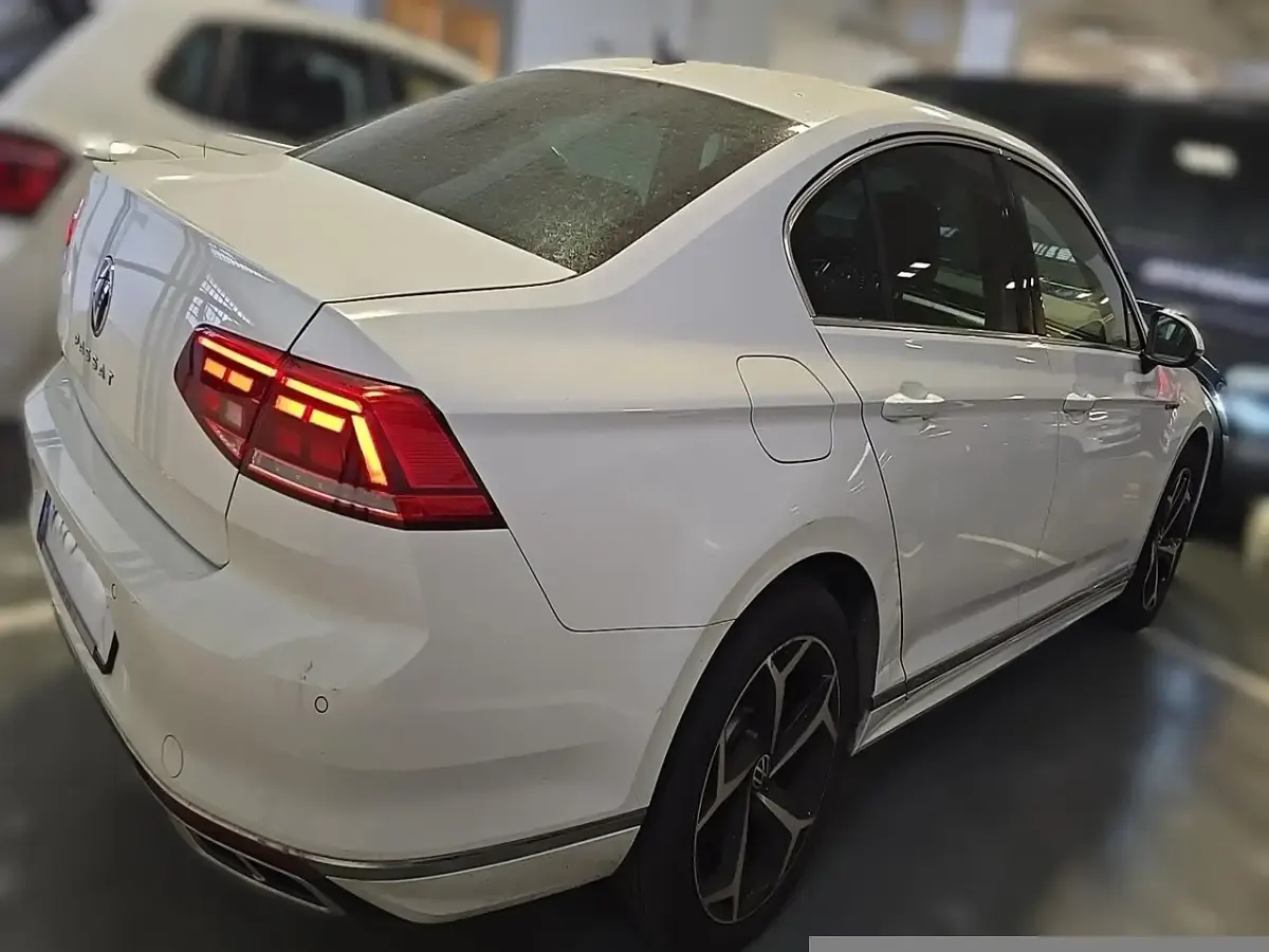 Usado VW Passat R-line 150 CV (110 kW) 2020 Blanco Berlina