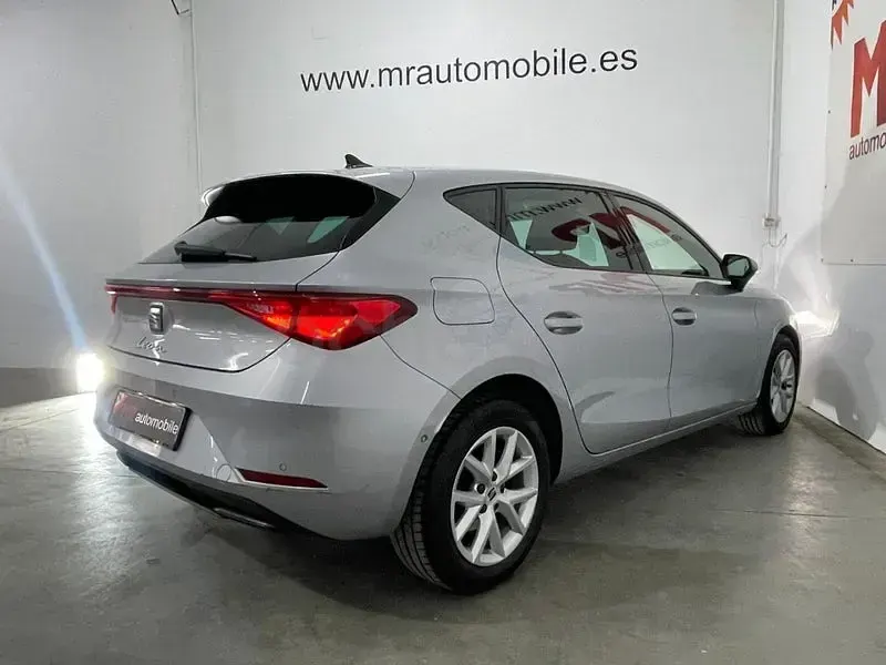 Usado Seat Leon Style 115 CV (84 kW) 2022 Gris / plata Berlina