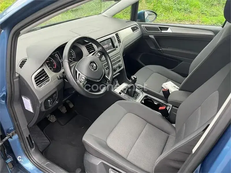 Usado VW Golf Sportsvan Advance 125 CV (91 kW) 2015 Azul Monovolumen