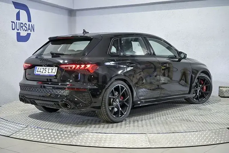 Usado Audi RS3 Sport 400 CV (294 kW) 2022 Negro Berlina