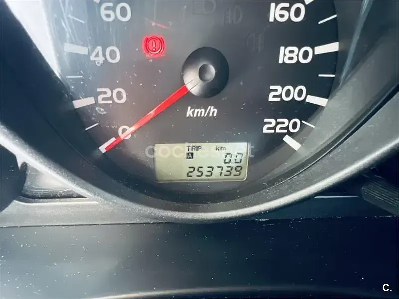 Usado Mitsubishi Colt Invite 95 CV (69 kW) 2006 Rojo Berlina