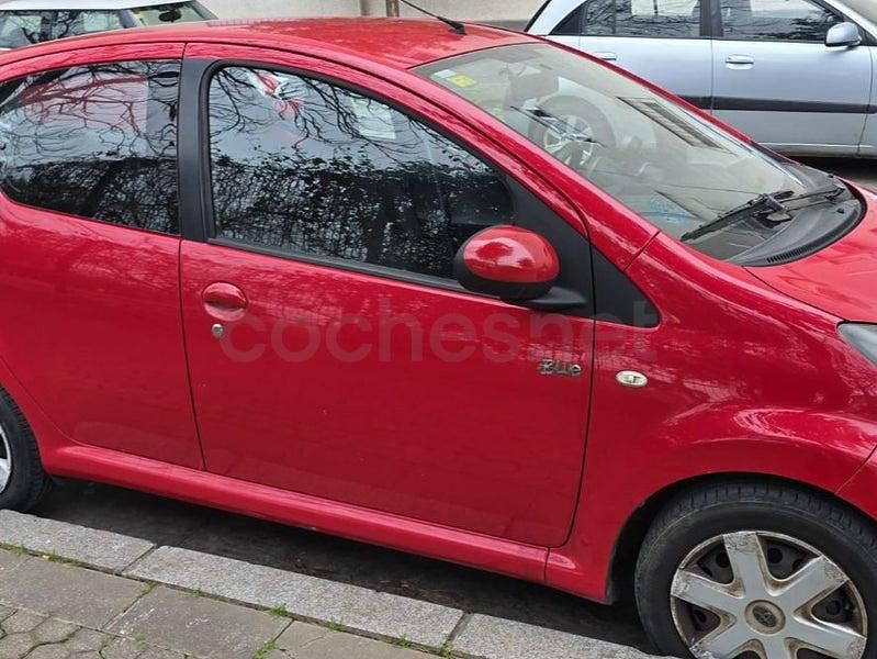 Usado Toyota Aygo 68 CV (50 kW) 2010 Granate Utilitario