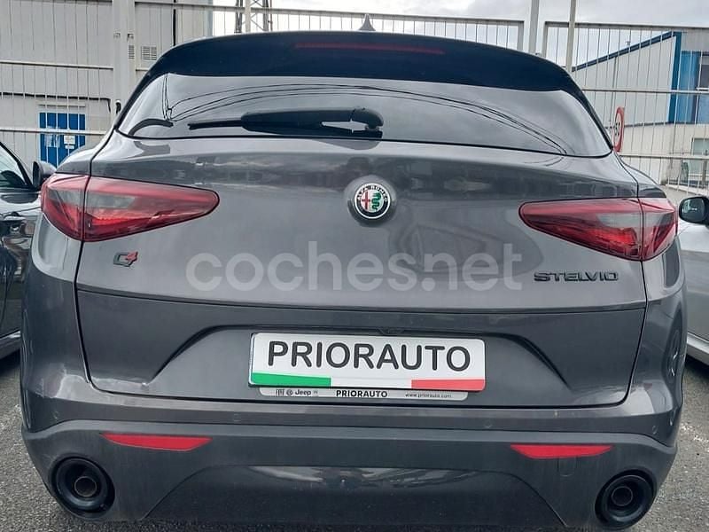 Usado Alfa Romeo Stelvio Super 190 CV (139 kW) 2021 Gris / plata SUV