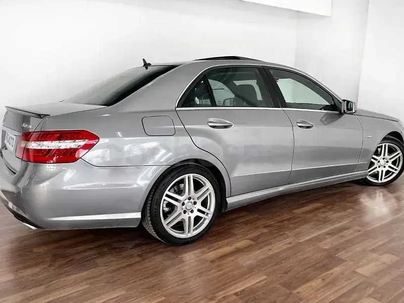 Usado Mercedes E350 Elegance 265 CV (194 kW) 2010 Gris / plata Berlina