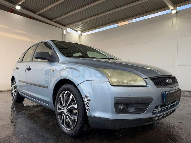 Usado Ford Focus Trend 100 CV (73 kW) 2005 Gris / plata Berlina