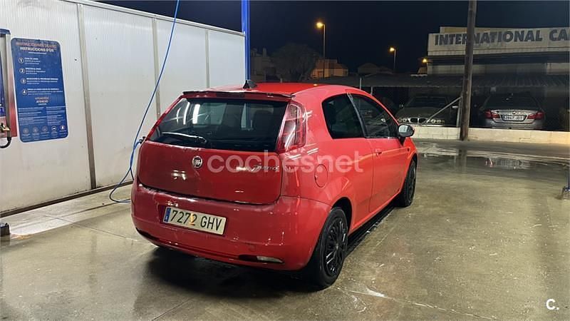Usado Fiat Grande Punto Dynamic 75 CV (55 kW) 2008 Rojo Utilitario
