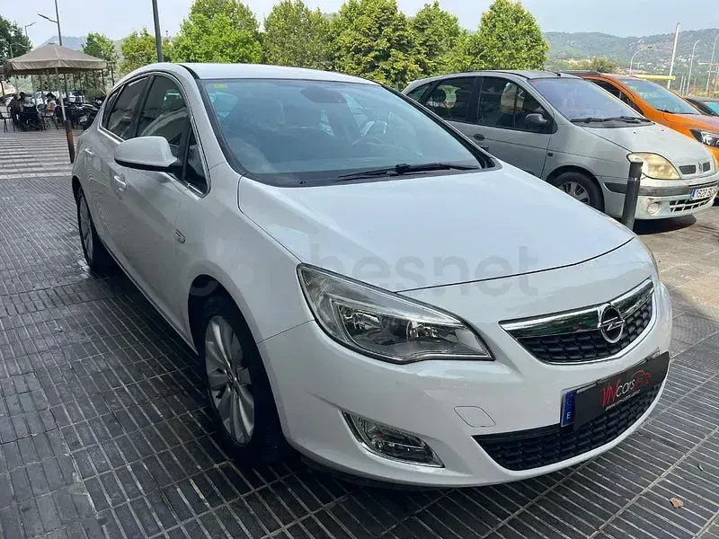 Usado Opel Astra Edition 115 CV (84 kW) 2010 Blanco Berlina