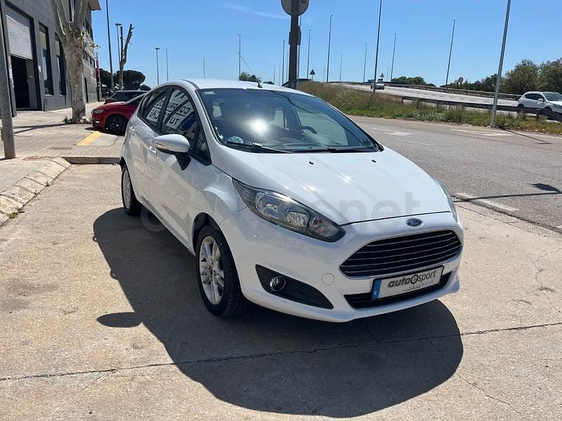Usado Ford Fiesta Trend 75 CV (55 kW) 2016 Blanco Utilitario