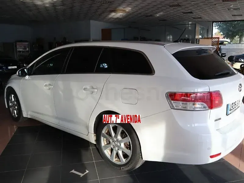Usado Toyota Avensis Advance 150 CV (110 kW) 2011 Blanco Familiar