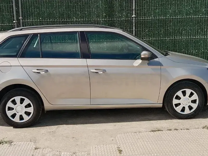Usado Skoda Fabia Active 95 CV (69 kW) 2018 Beige Familiar