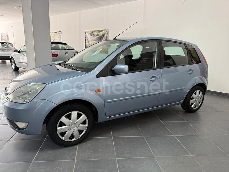 Gris / plata Usado 2005 Ford Fiesta Ambiente Berlina | 4200 € (Precio justo) - Imagen 1/4