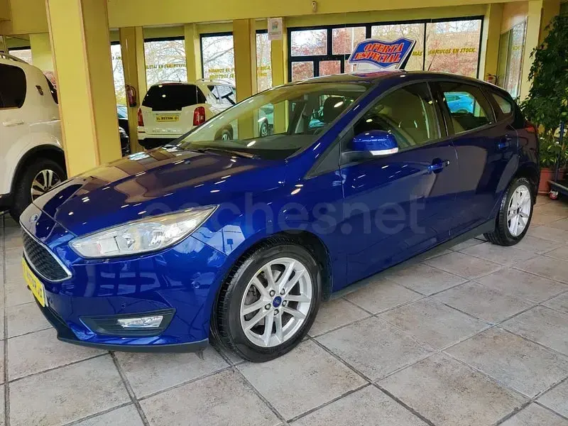 Usado Ford Focus Trend 125 CV (91 kW) 2017 Azul Berlina