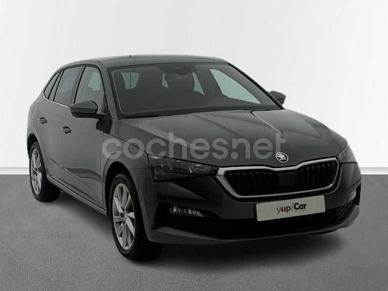 Gris Usado 2023 Skoda Scala Ambition Utilitario | 21.900 € (Un poco caro) - Imagen 1/4