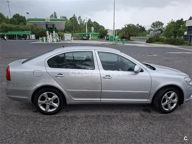 Usado Skoda Octavia Ambition 105 CV (77 kW) 2011 Gris / plata Berlina