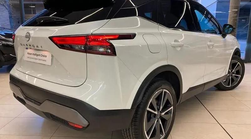 Usado Nissan Qashqai N-Connecta 140 CV (102 kW) 2023 Lunar white con techo midnight SUV