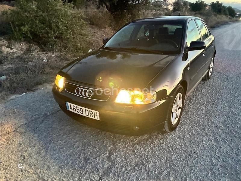 Usado Audi A3 Ambiente 100 CV (73 kW) 2002 Negro Utilitario