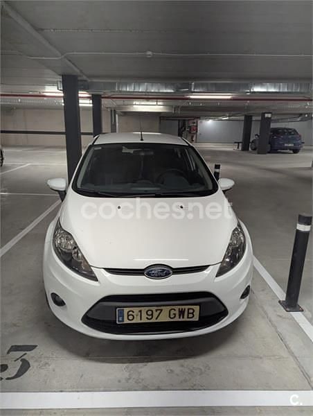 Usado Ford Fiesta Trend 82 CV (60 kW) 2010 Blanco Utilitario