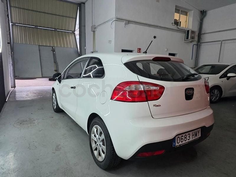 Usado Kia Rio 85 CV (62 kW) 2012 Blanco Berlina