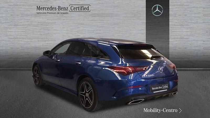Usado Mercedes CLA250 AMG line 163 CV (119 kW) 2024 Azul denim metalizado Berlina